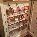 飲料販売冷蔵庫。ミネラルウォーター1本サービスだそうです。持ち込み冷蔵庫が無いので、仕方なく空いている部分に持ってきた飲料を入れて冷やしました。