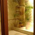 お風呂の横のマット：透明ガラスのバスルームです。ローションも置いてくれていました。