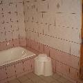 風呂場：少し浅めですが足が伸ばせる広い風呂にジェットバスと浴槽TV完備。画面手前の木のドアはサウナの部屋。