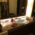 洗面所。ホテル自慢らしいコスメミラーが見切れている。タオルはバスタオルとフェイスタオルが4枚ずつセット。この気配りがうれしい。