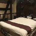 2階建ての部屋だったので、ベッドは2階に。1階のソファの所と、2階のベッドの所の2箇所+浴室と、この部屋にはテレビが計3台ある事に。