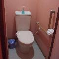 トイレ。ウォシュレット機能はないが、壁に手すりが付いており、高齢者にも優しい配慮がなされている。